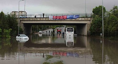 Sağanak yağış su taşkınlarına neden oldu, araçlar mahsur kaldı