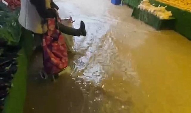 Sağanak yağışta pazarı sel götürdü
