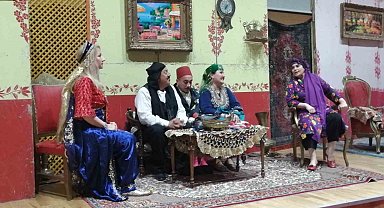 Sağlık çalışanları, Dünya Hemşireler Günü dolayısıyla tiyatro sahnesine çıktı