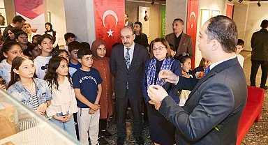 Şahin, çocuklarla Medine kahramanı Fahreddin Paşa'yı anlatan sergiyi gezdi