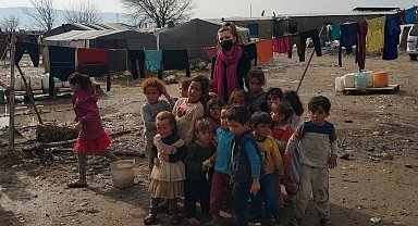 Saime öğretmenden örnek hikâye: Sanatın gücüyle mültecilere ve depremzedelere umut ışığı oldu
