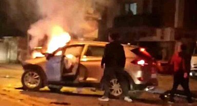 Sakarya'da korkutan kaza: Kafa kafaya çarpışan SUV araç alev aldı