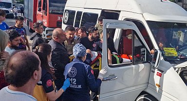 Sakarya'da otomobil ile minibüs kafa kafaya çarpıştı: 4 yaralı