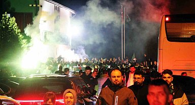 Sakaryaspor'un final coşkusu sokaklara sığmadı