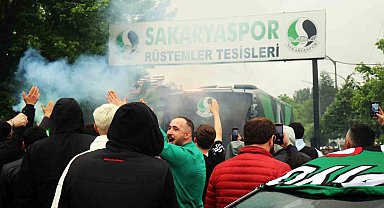 Sakaryasporlu taraftarlar, takımı derbiye meşale ve tezahüratlarla uğurladı
