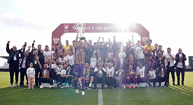 Şampiyon Eyüpspor kupasını kaldırdı