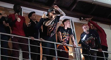 Şampiyon Galatasaray, Florya'da taraftarlarıyla buluştu