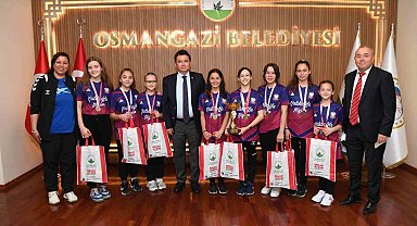 Şampiyon öğrencilerden Başkan Aydın'a ziyaret