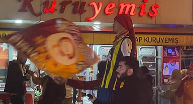 Şampiyonluk kutlamalarında rakip taraftarlar karşılıklı oynadı
