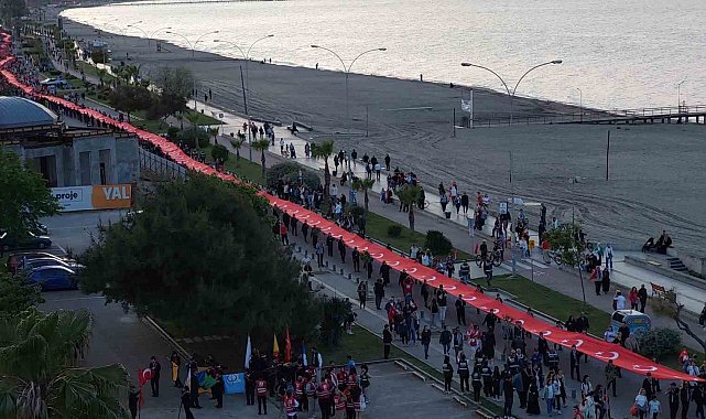 Samsun'da 1919 metrelik dev bayrakla yürüyüş düzenlendi