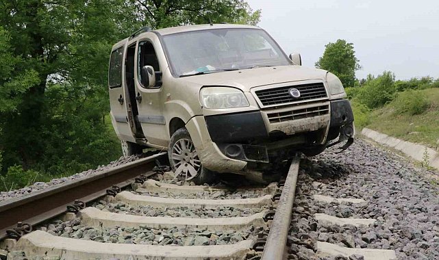Samsun'da hafif ticari araç tren raylarına uçtu: 1 yaralı