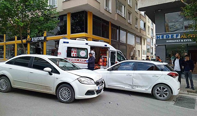 Samsun'da iki otomobil çarpıştı: 3 yaralı
