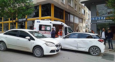 Samsun'da iki otomobil çarpıştı: 3 yaralı