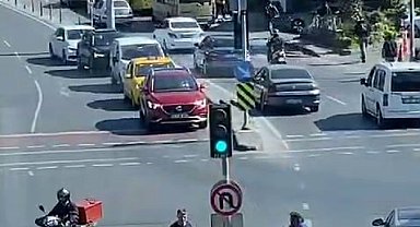 Sarıyer'de "insanlık ölmemiş" dedirten görüntü kamerada: Trafiğin ortasında kalan tekerlekli sandalyeli adamın yardımına koştu