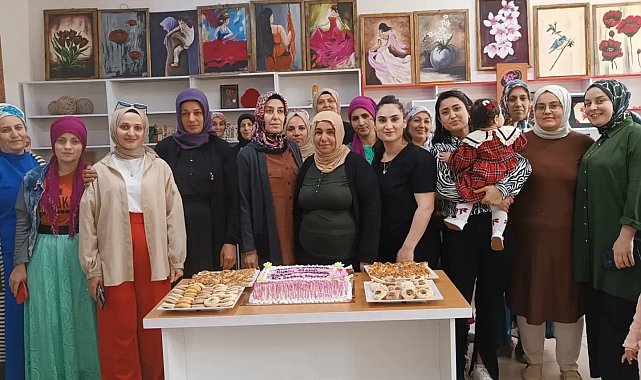 Şehit annesinin Anneler Günü'nü pasta keserek kutladılar