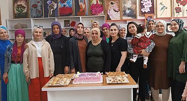 Şehit annesinin Anneler Günü'nü pasta keserek kutladılar