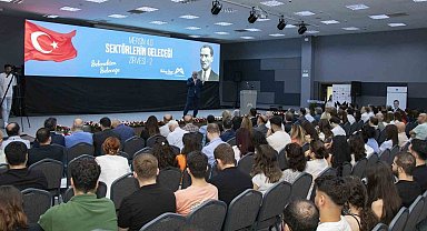 Sektör temsilcileri, üniversiteliler ve gençler Kariyer Merkezi'nde buluştu