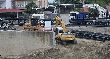 Sel felaketinde yıkılan asma köprünün yerine yeni köprü kuruluyor