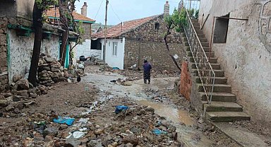Sel suları parke taşlarını yerinden söküp önüne ne kattıysa sürükledi
