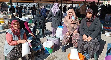 Semt pazarında satılan yöresel ürünlere yoğun talep