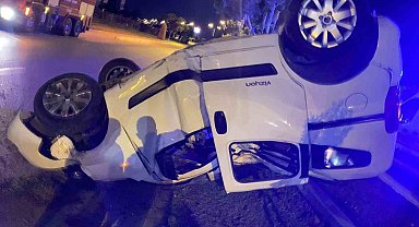 Serik'te refüje çarpan ticari araç takla attı: 1 yaralı