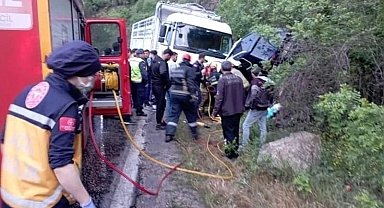 Şerit ihlali yapan kamyon 2 aracı biçti, anne ve oğlu can verdi