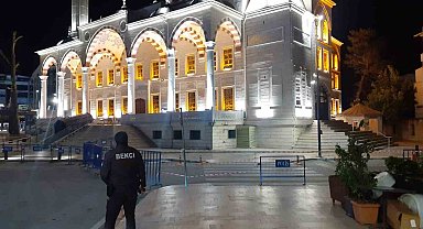 Şiddetli rüzgar caminin kurşunlarını uçurdu