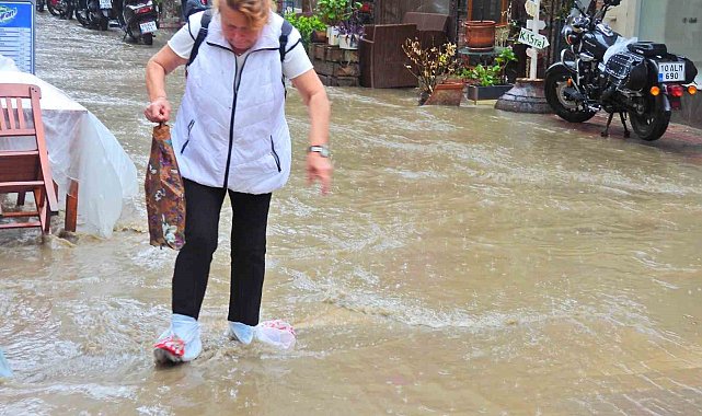Şiddetli yağış Erdek'te hayatı felç etti