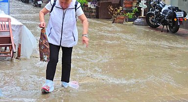 Şiddetli yağış Erdek'te hayatı felç etti