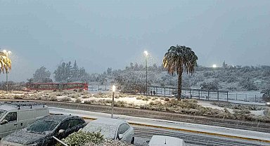 Şili'de sokaklar beyaz örtüyle kaplandı