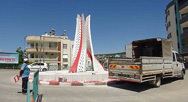 Silifke'de Ay Yıldız anıtının sökülmesi tepkilere neden oldu