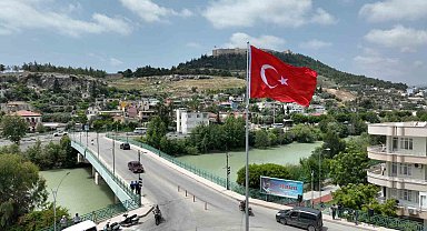 Silifke'de kaldırılması tepkilere neden olan anıtın yerine Türk bayrağı konuldu