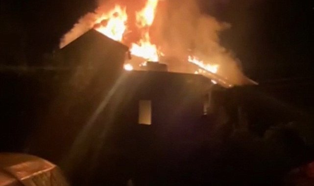 Sinop'ta 2 katlı ahşap ev alevlere teslim oldu