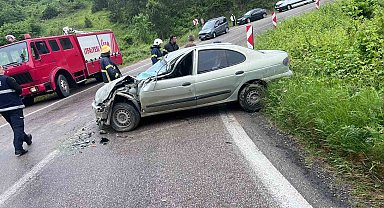 Sinop'ta kamyonet ile otomobil çarpıştı: 3 yaralı
