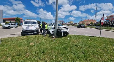 Sinop'ta otomobil elektrik direğine çarptı: 2 yaralı