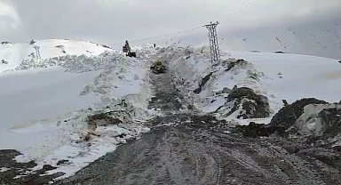 Şırnak'ta mayıs ayında 10 metrelik karda yol açma çalışmaları sürüyor