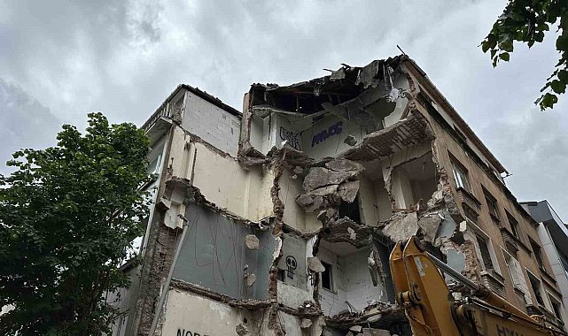 Şişli'de akıl almaz olay: Kepçe ünlü oyuncunun duvarını yıktı, kadın şoke oldu