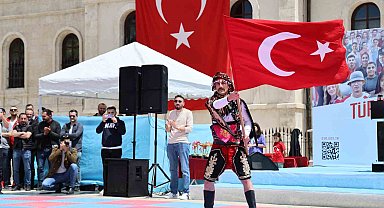 Sivas'ta 19 Mayıs halk oyunları ile kutlandı