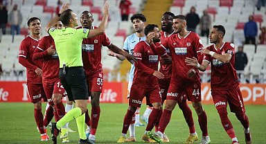 Sivasspor'da İbrahim Akdağ kırmızı kart gördü