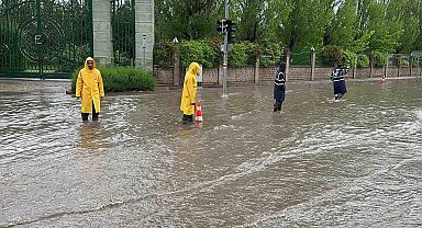 Su birikintileri sürücülere zor anlar yaşattı