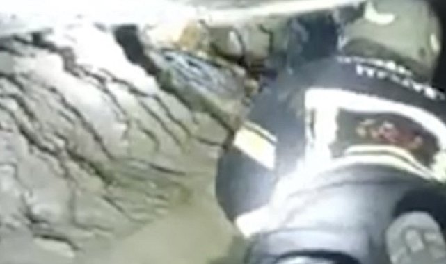 Sulama kanalının altında doğum yapan köpek ve yavruları kurtarıldı