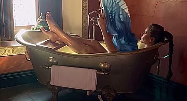 Sultanahmet Four Seasons Oteli'nin bahçesindeki camide müstehcen poz veren Eda Taşpınar, yeniden tartışmaların odağında