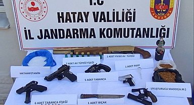 Şüphelilerin evinde yapılan aramada uyuşturucu ve tabanca ele geçirildi