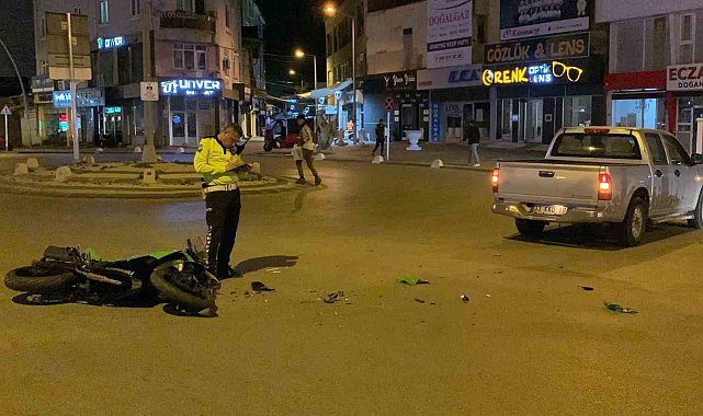 Sürat motoru ile kamyonet çarpıştı: 1 yaralı
