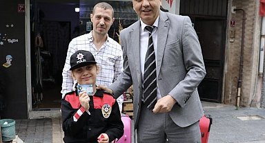 Sürücülere emniyet kemeri taktıran 9 yaşındaki Elif artık fahri trafik dedektifi