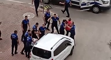 Tabelasına el konulan esnaf zabıtaya bıçakla saldırdı