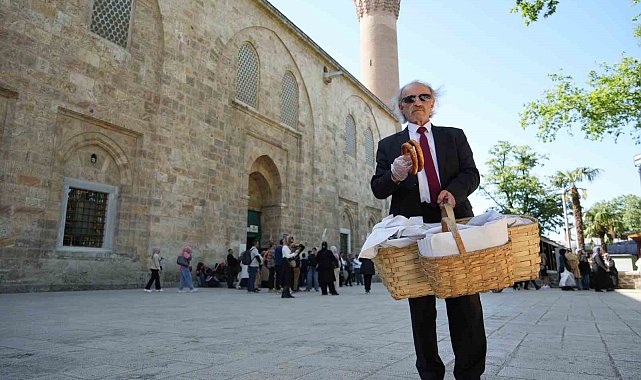 Takım elbiseli seyyar simitçi