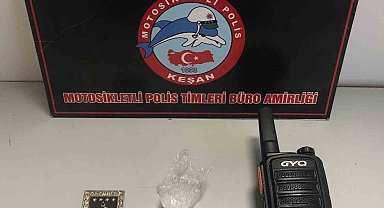 Taksi sürücüsünün üstünden askeri rozet ve uyuşturucu ele geçirildi