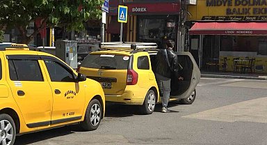 Taksiciyi bıçaklayıp gasp ettikten sonra kaçmak için yine aynı duraktan taksi çağırmış