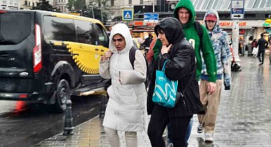 Taksim'de sağanak yağış etkili oldu